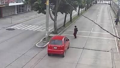 VIDEO. Mujer no mira el semáforo en rojo y es atropellada en la zona 10