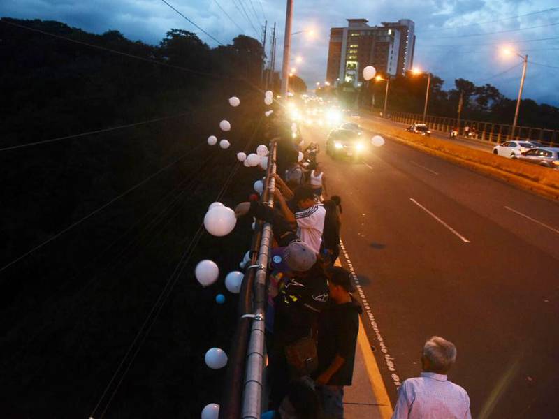 Con globos y carteles recuerdan a fallecidos del asentamiento Dios es Fiel