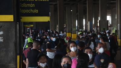 Operación salida: Alta afluencia de viajeros en terminales de buses