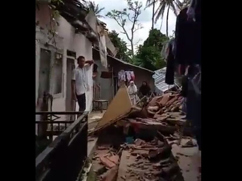 Videos muestran la destrucción que dejó el fuerte terremoto en Indonesia