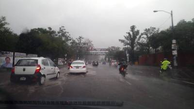 EN IMÁGENES. Se inundan calles de la ciudad capital tras lluvias
