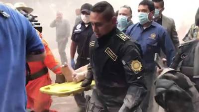 VIDEO. Diputado sufre quemaduras en los pies al estar en un área de la tragedia del volcán de Fuego