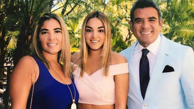 Héctor Sandarti presenta por primera vez al papá de su hija