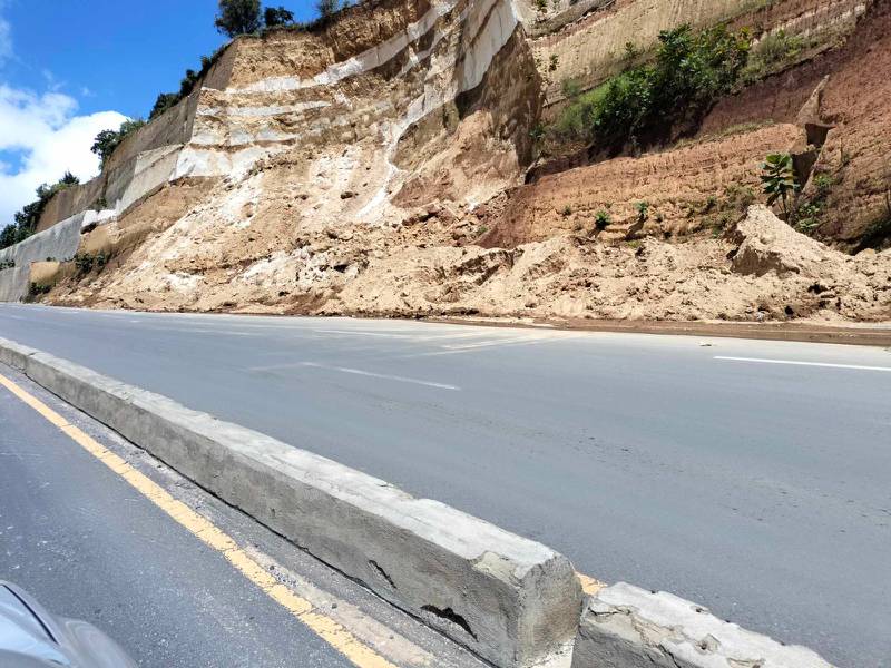 Tres carriles afectados por derrumbe en el Libramiento de Chimaltenango