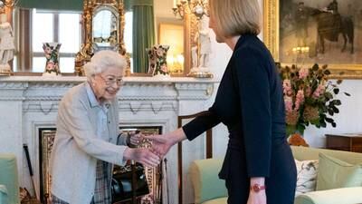 FOTO: Liz Truss se encuentra con la reina Isabel II tras asumir como primera ministra
