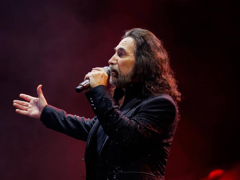 Nayib Bukele recibe elogios del cantautor Marco Antonio Solís durante Show
