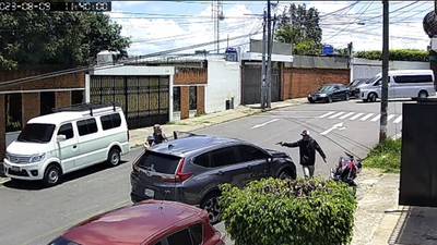 VIDEO: Captan violento robo de vehículo en zona 13