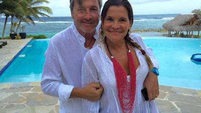 Ricardo Montaner comparte sugerente foto de su esposa en la ducha