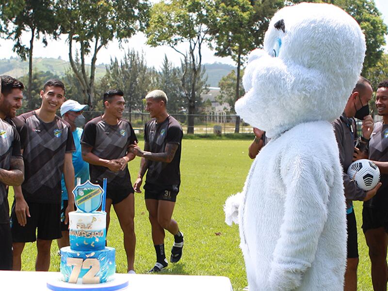 FOTOS. “Gasparín” sorprende a jugadores de Comunicaciones en su aniversario