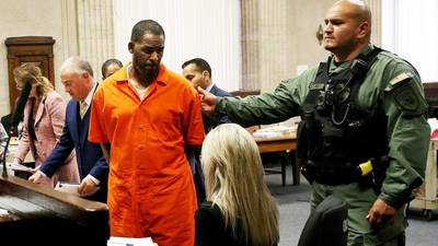 R. Kelly es declarado culpable de crimen organizado y tráfico sexual