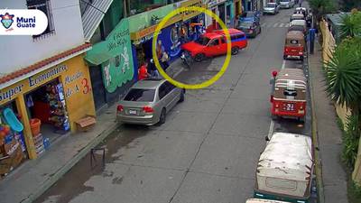 VIDEO. Conductor de picop pierde el control y embiste a dos motos y transeúnte