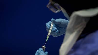 Estudio de vacuna BioNTech-Pfizer revela que neutraliza cepas de Covid-19