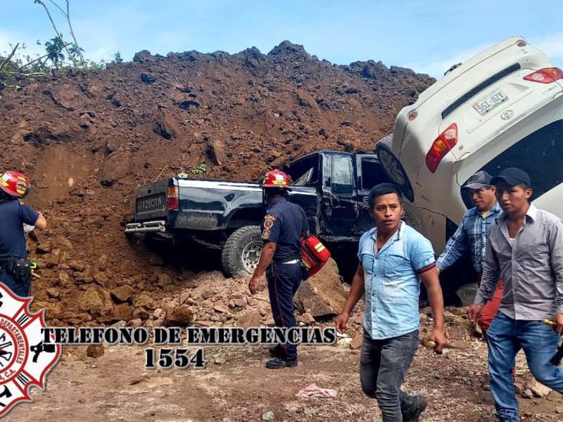 Derrumbe en Tajumulco, varios vehículos quedan soterrados