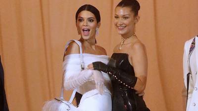 Kendall Jenner y Bella Hadid dejan sus senos a la vista en el MET Gala