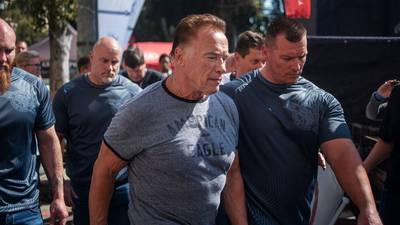 VIDEO. Arnold Schwarzenegger es atacado brutalmente por la espalda