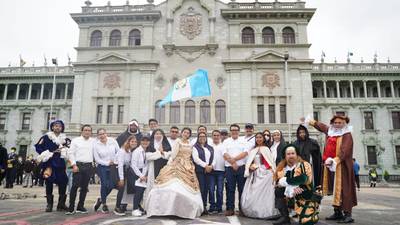Realizan Pregón de Independencia frente al Palacio