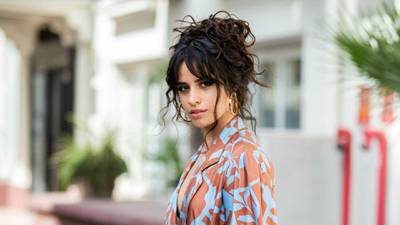 FOTOS. Critican los atributos de Camila Cabello en traje de baño transparente