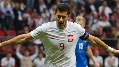 Robert Lewandowski anota doblete y salva a Polonia