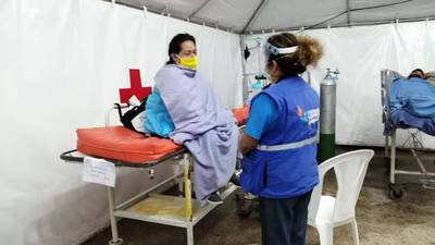 Pacientes en carpas o en el piso; situación se complica en hospitales Roosevelt y San Juan de Dios