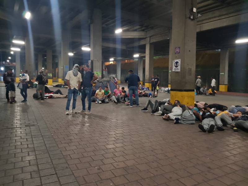 VIDEO. 400 migrantes extranjeros quedan varados en estación del Cenma