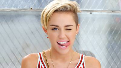 Miley Cyrus reta la censura de Instagram mostrándose sin sostén
