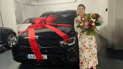 El costoso automóvil que Cristiano Ronaldo le regaló a su madre