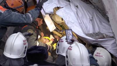 VIDEO. Hallan vivo a bebé tras 35 horas bajo escombros en Rusia
