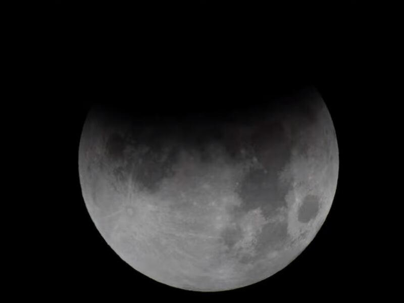VIDEO. Así se vivió el espectacular eclipse lunar parcial de esta madrugada