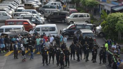 Transportistas bloquean antigua ruta a Palín por servicio de mototaxistas