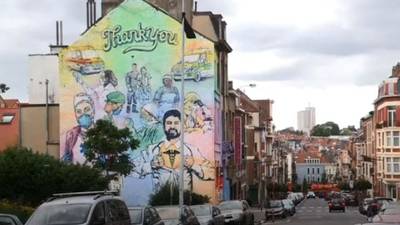Artistas callejeros pintan mural para honrar a quienes luchan contra el COVID-19