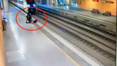 Impactante video de dos policías salvando a mujer que se quería tirar a las vías del tren