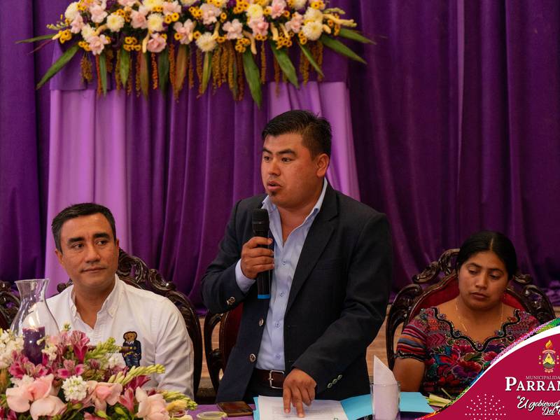 ¡Controversia!  Alcalde de Parramos exige a trabajadores municipales participar diariamente en la oración