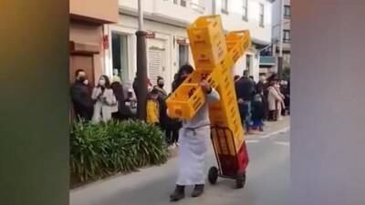 VIDEO. Hombre se viste de Jesús y carga cruz hecha con cajas de cerveza