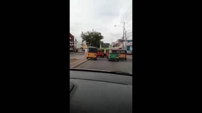 VIDEO. Conductor de tuc tuc es captado cometiendo imprudencias