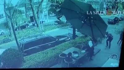 VIDEO. Hombre no se dejó robar en restaurante y balea a ladrones