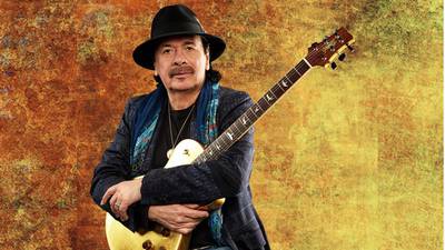 ¿Su estado de salud es delicado? Carlos Santana se desmaya en pleno concierto