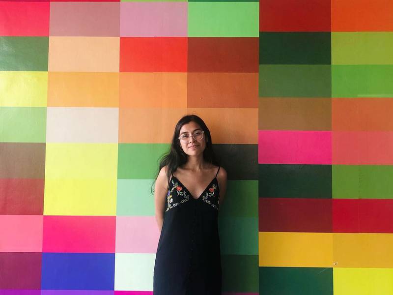 La joven Vivian Hurtado presenta su obra "Ciclados al color"