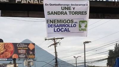 Colocan mantas en Quetzaltenango y San Marcos en rechazo a la UNE