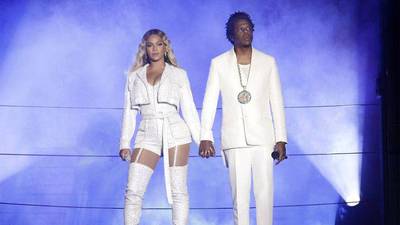 Beyoncé empuja a mujer por coquetear con su esposo Jay-Z