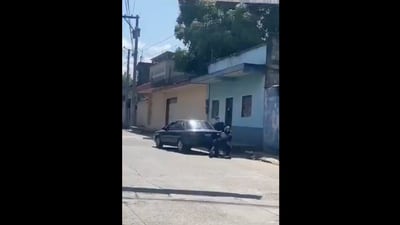 VIDEO. Tras confuso incidente, hombre retrocede vehículo y atropella a dos personas