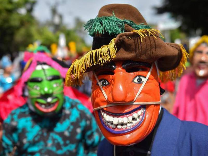 FOTOS. Salvadoreños inician fiestas patronales con un colorido desfile