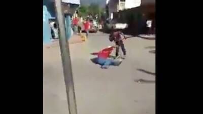 VIDEO. Dos hombres discuten a machetazos y resultan con graves heridas