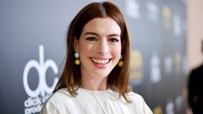 Anne Hathaway deslumbra en la alfombra roja de Cannes 2022