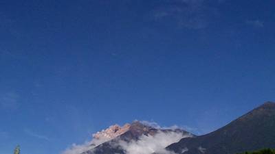 VIDEO. Avalancha en el volcán de Fuego provoca cierre de carretera