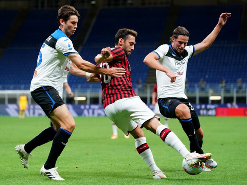Milan y Atalanta empatan y acercan a la Juventus al título