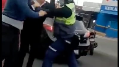 VIDEO. Agente de tránsito y hombre protagonizan pelea en la calzada San Juan