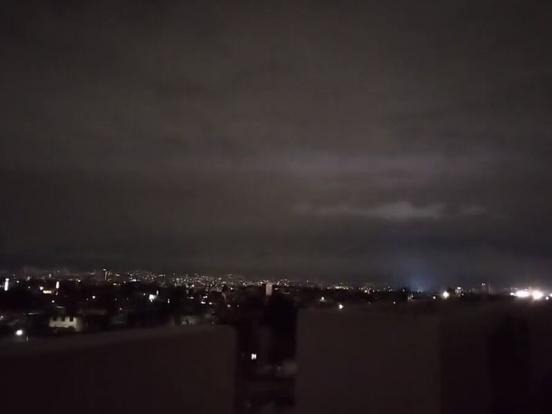 VIDEOS: Captan luces en el cielo durante nuevo sismo en México