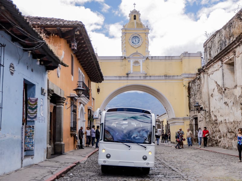 La movilidad sostenible llega a La Antigua Guatemala con la implementación de buses ecológicos