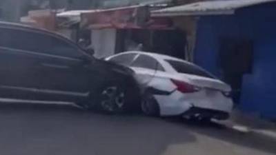 VIDEO. Mujer estrella camioneta contra vehículo de su esposo tras infidelidad