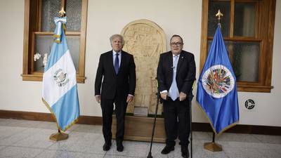 Visita de Secretario General de la OEA por crisis electoral inició con reunión con Giammattei